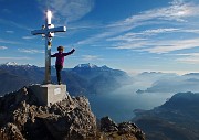 53 Alla croce di vetta del Monte Grona (1736 m) con vista verso il Lago di Comeo